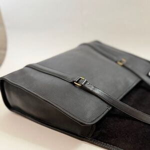 COACH | MADE in NYC, USA
Beloved Vintage Envelope Portfolio 
Black 
Hang Tag